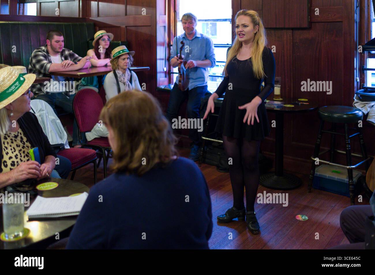 Junge Frau demonstrieren, traditionellen irischen Tanz während der musikalischen Pub Crawl tour,Stadt, Dublin, Leinster, Irland Stockfoto