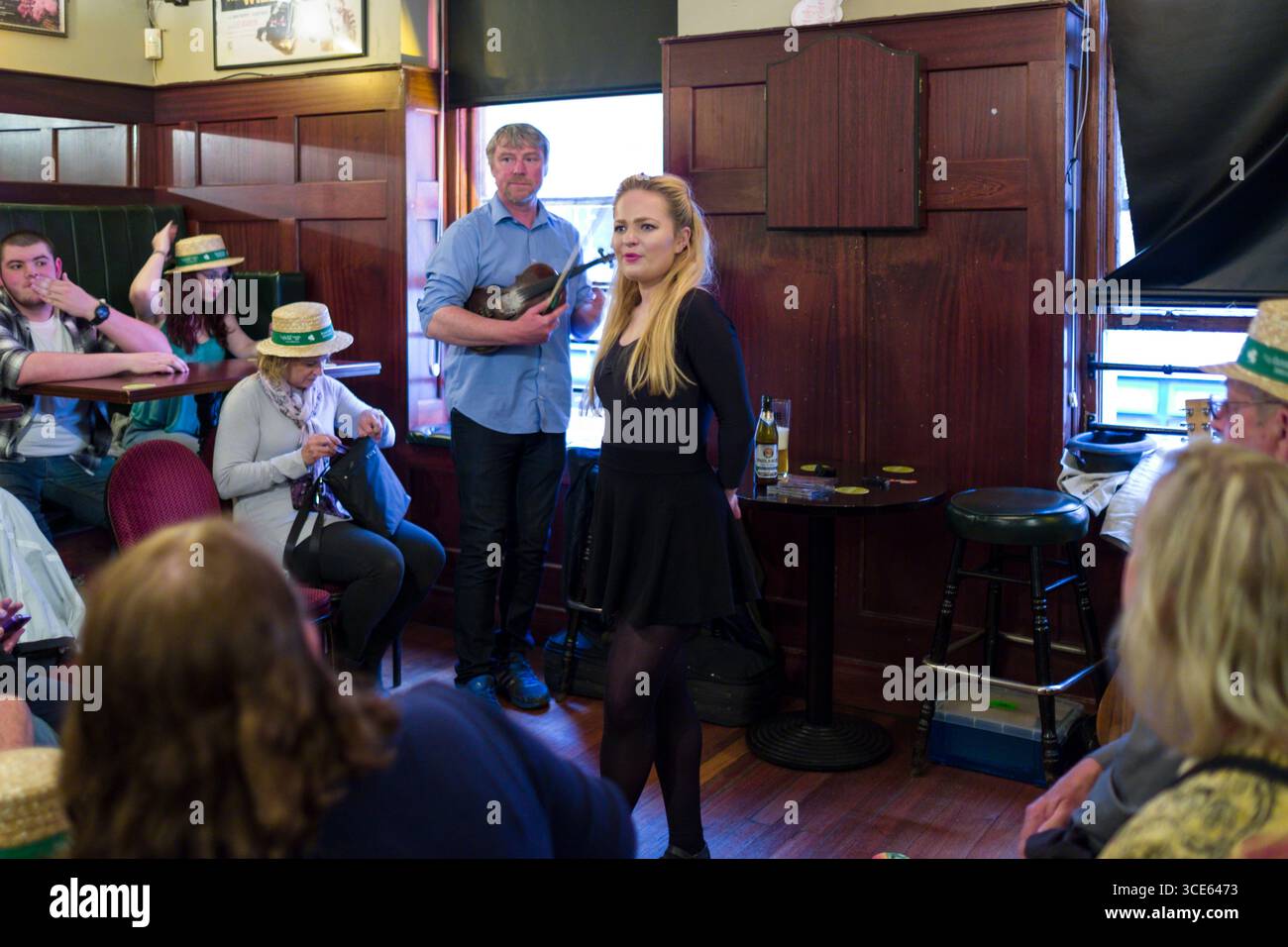Junge Frau demonstrieren, traditionellen irischen Tanz während der musikalischen Pub Crawl tour,Stadt, Dublin, Leinster, Irland Stockfoto