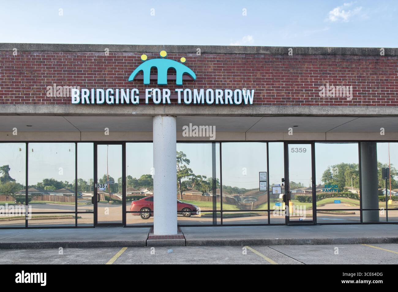 Houston, Texas, USA 08-03-2025: Bridging for Tomorrow Food Pantry Community Center Business Local Strip Mall. Stockfoto