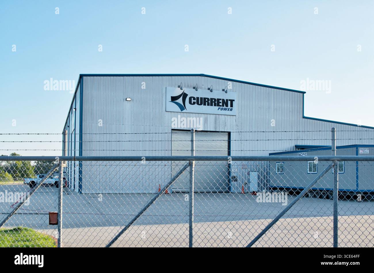 Houston, Texas, USA 08-10-2025: Aktuelle Geschäftsfiliale des Power-Unternehmens hinter gesichertem Zaun. Stockfoto