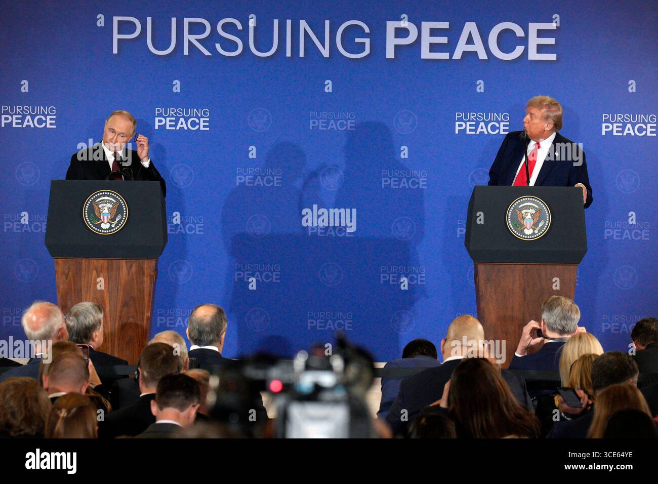 Anchorage, Alaska. August 2025. Der russische Präsident Wladimir Putin und Präsident Donald Trump veranstalten eine gemeinsame Pressekonferenz nach einem Treffen auf der Joint Base Elmendorf-Richardson in Anchorage, Alaska am Freitag, den 15. August 2025. Trump und Putin trafen sich, um den dreijährigen Konflikt zwischen Russland und der Ukraine zu diskutieren. Foto von Bob Strong/UPI Credit: UPI/Alamy Live News Stockfoto