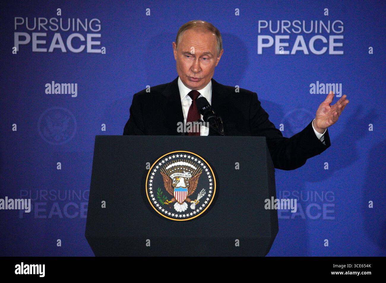 Anchorage, Alaska. August 2025. Der russische Präsident Wladimir Putin spricht während einer gemeinsamen Pressekonferenz mit Präsident Donald nach einem Treffen auf der Joint Base Elmendorf-Richardson in Anchorage, Alaska am Freitag, den 15. August 2025. Trump und Putin trafen sich, um den dreijährigen Konflikt zwischen Russland und der Ukraine zu diskutieren. Foto von Bob Strong/UPI Credit: UPI/Alamy Live News Stockfoto