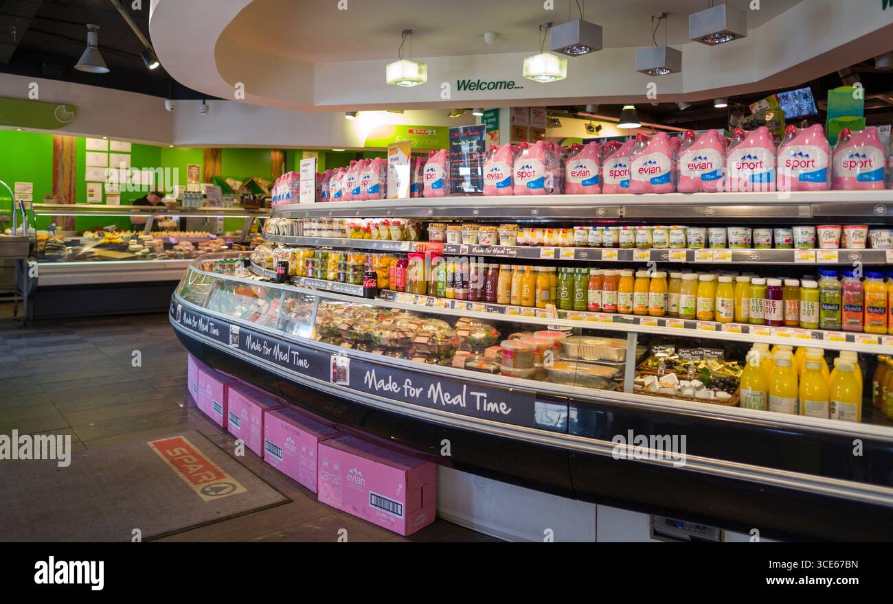 Deli und Kühlvitrine mit Sandwiches und andere Speisen und Getränke Angebote in Spar Convenience Shop, Merrion Row, Dublin, Leinst Stockfoto