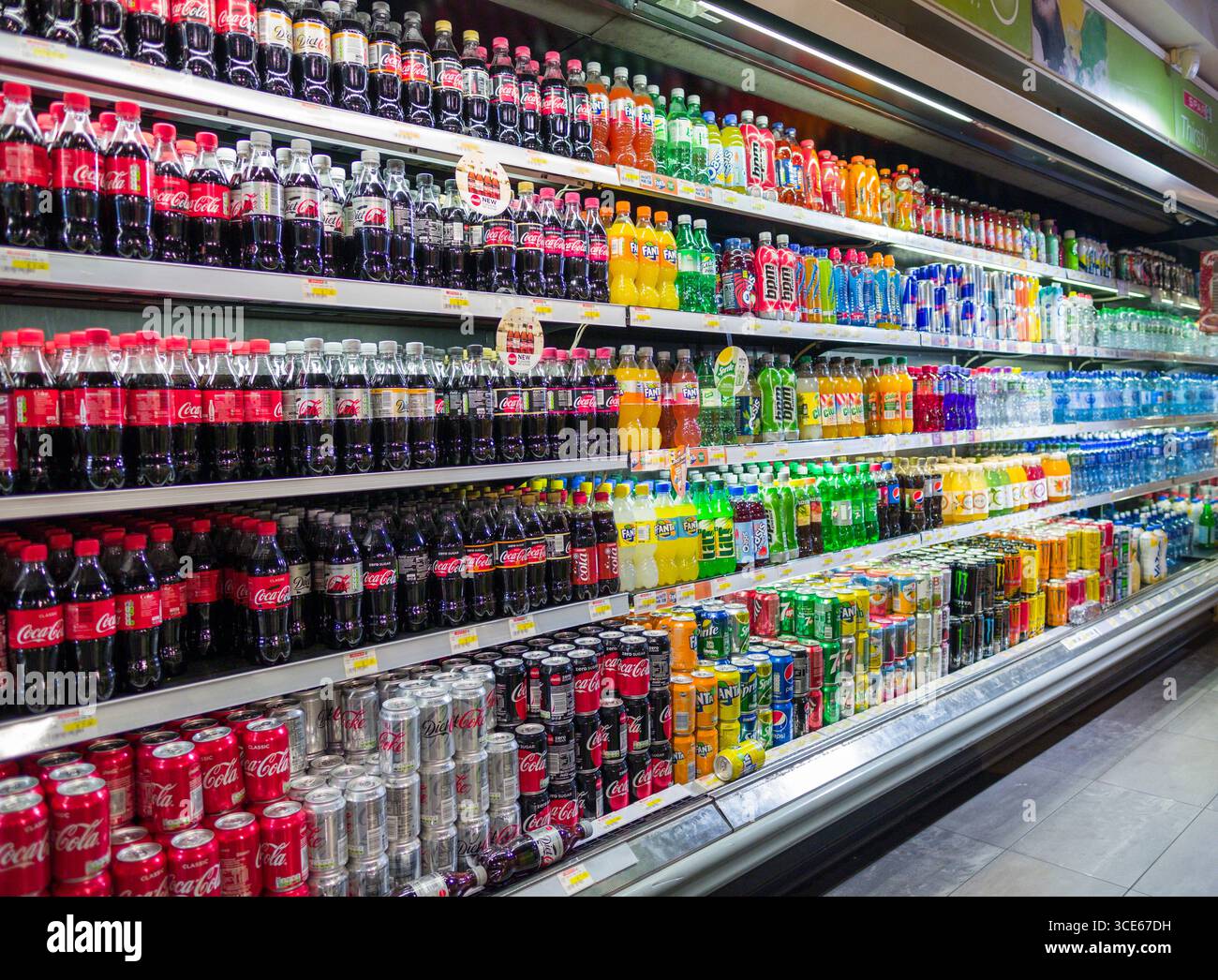 Große Auswahl an gekühlten Getränke in Flaschen und Dosen aus Aluminium auf Verkauf in Spar Convenience Shop, Merrion Row, Dublin, Leinster, Irela Stockfoto