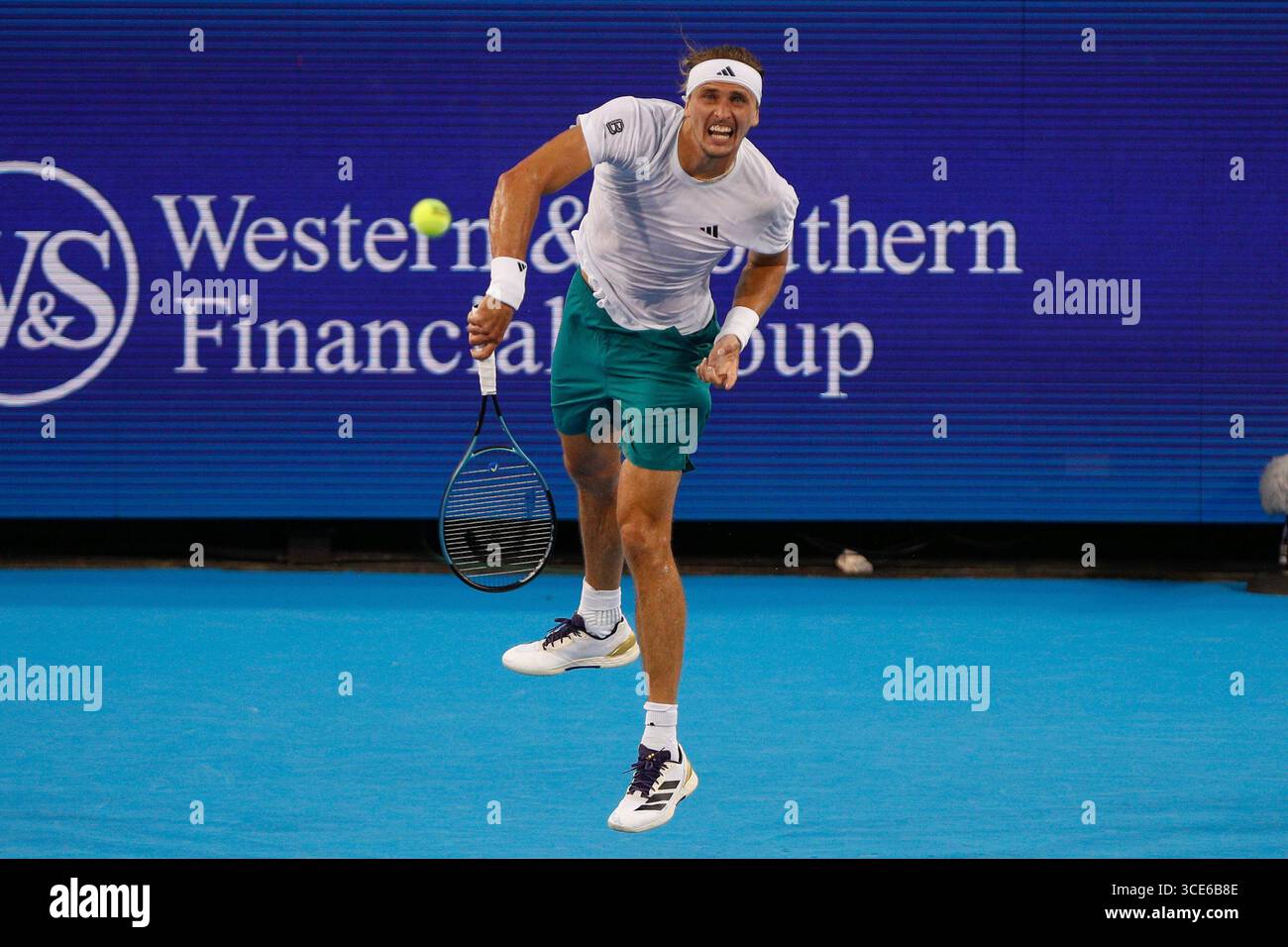 CINCINNATI, OH - AUGUST 15: Alexander Zverev of Germany serves during the quarterfinal round of the Cincinnati Open at the Lindner Family Tennis Center on August 15, 2025 in Mason, OH. (Photo by Ian Johnson/Icon Sportswire) (Icon Sportswire via AP Images) Stockfoto