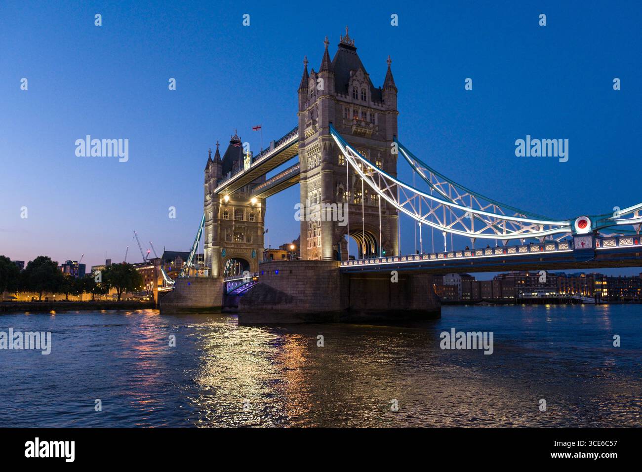 Iconic BRITISCHE Wahrzeichen die Tower Bridge ist eine kombinierte Klapp- und Hängebrücke über den Fluss Themse, Southwark, London, England, Vereinigtes Königreich Stockfoto