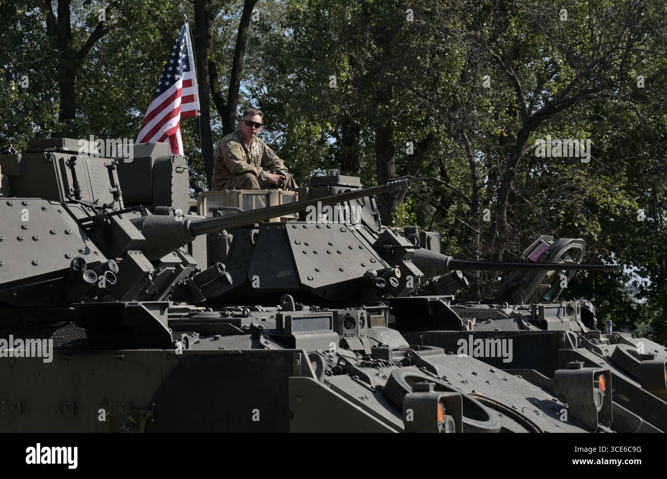 Editorial. Tag am 15. August 2025 in Warschau, Polen. Ein M2 Bradley Infanterie Kampffahrzeug der United States Army. Ein US-Soldat sitzt auf einem Bradley. Stockfoto