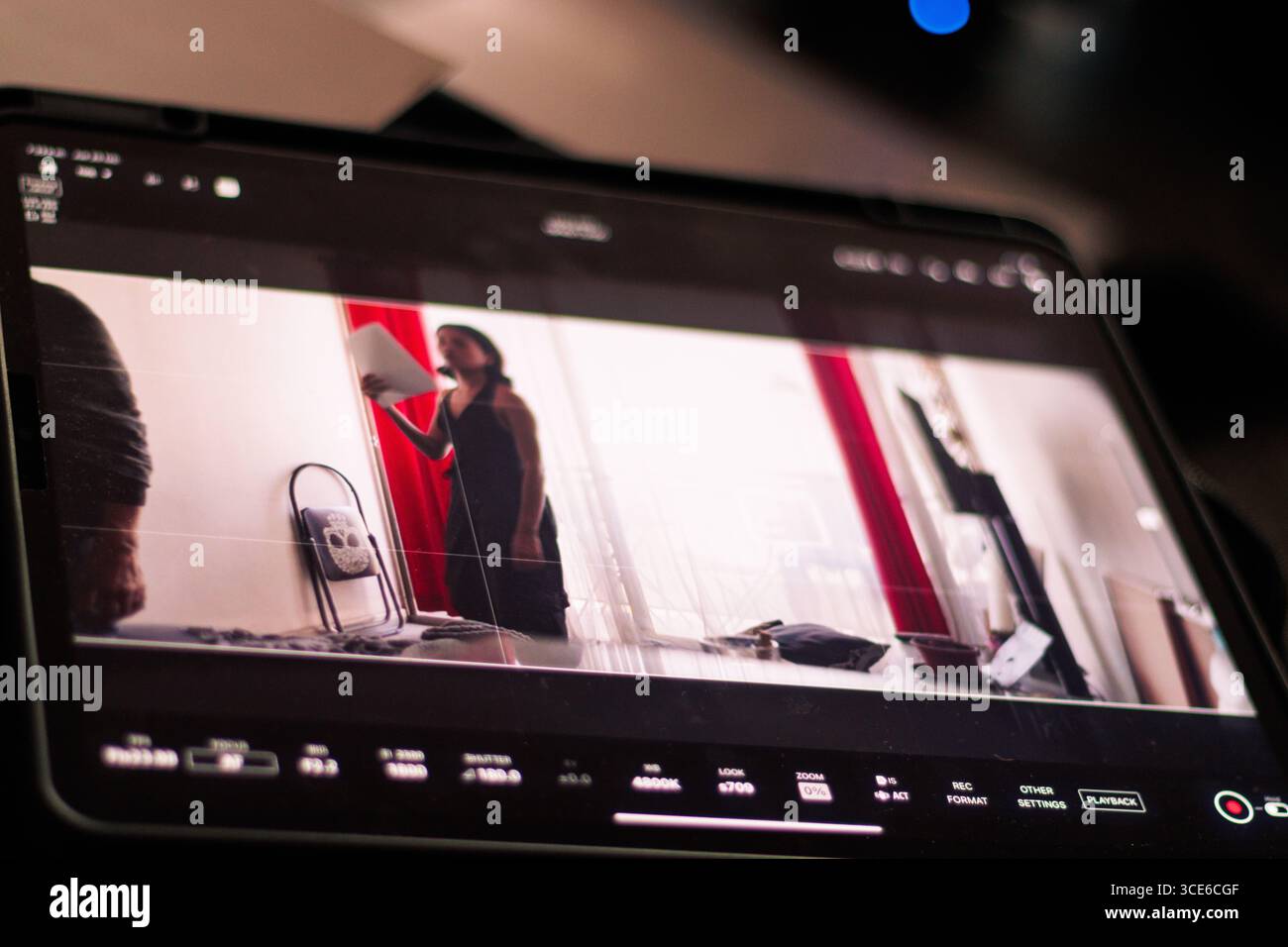 Hinter den Kulissen einer audiovisuellen Produktion, Aufnahme von Filmen und Überwachung durch Bildschirme und Kameras. Der Regisseur und das Produktionsteam Stockfoto