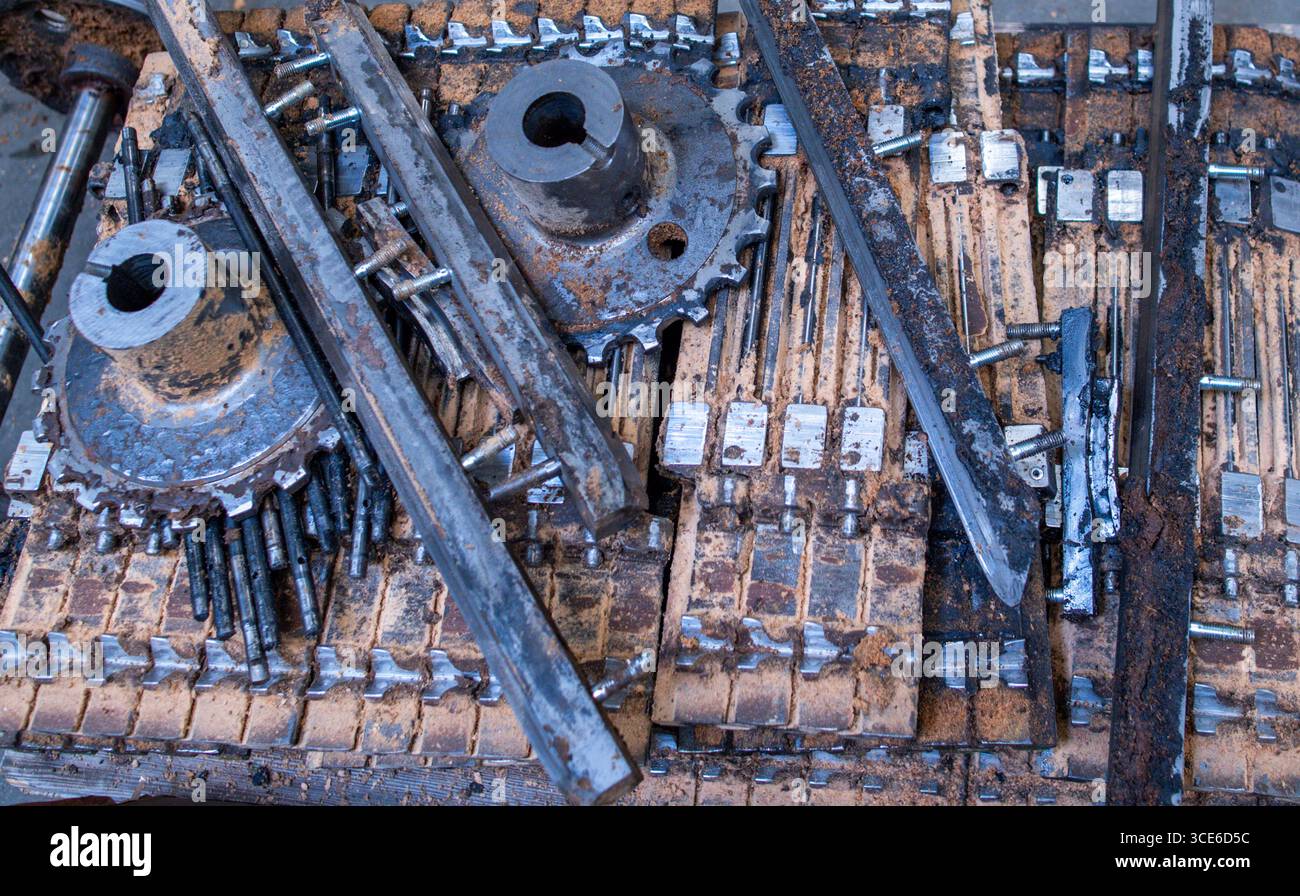 Malchow, Deutschland. August 2025. Ersatzteile und Werkzeuge für die Reparatur von Sägemaschinen werden in einer Werkstatt des Sägewerks Pollmeier gelagert. Quelle: Jens Büttner/dpa/Alamy Live News Stockfoto