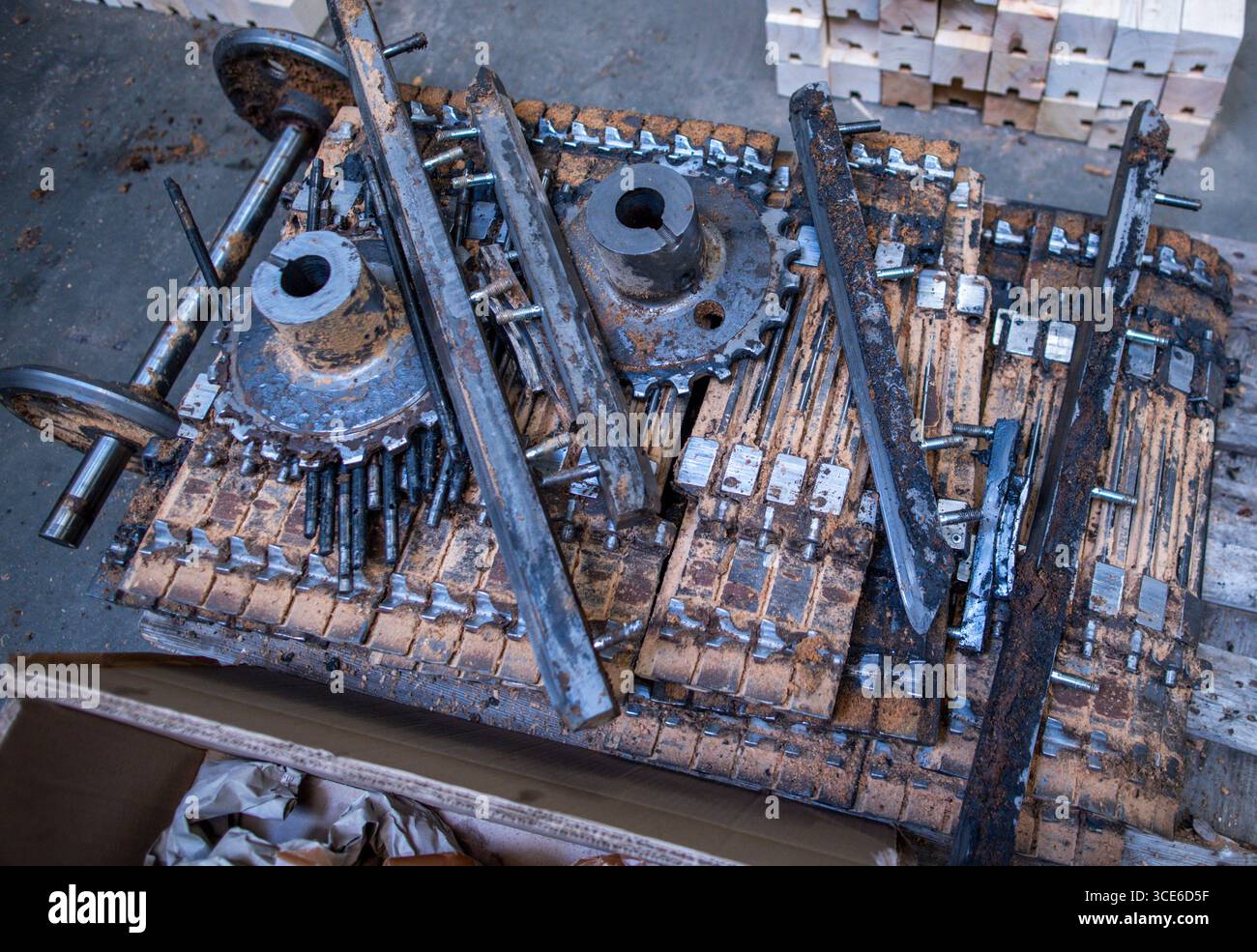 Malchow, Deutschland. August 2025. Ersatzteile und Werkzeuge für die Reparatur von Sägemaschinen werden in einer Werkstatt des Sägewerks Pollmeier gelagert. Quelle: Jens Büttner/dpa/Alamy Live News Stockfoto