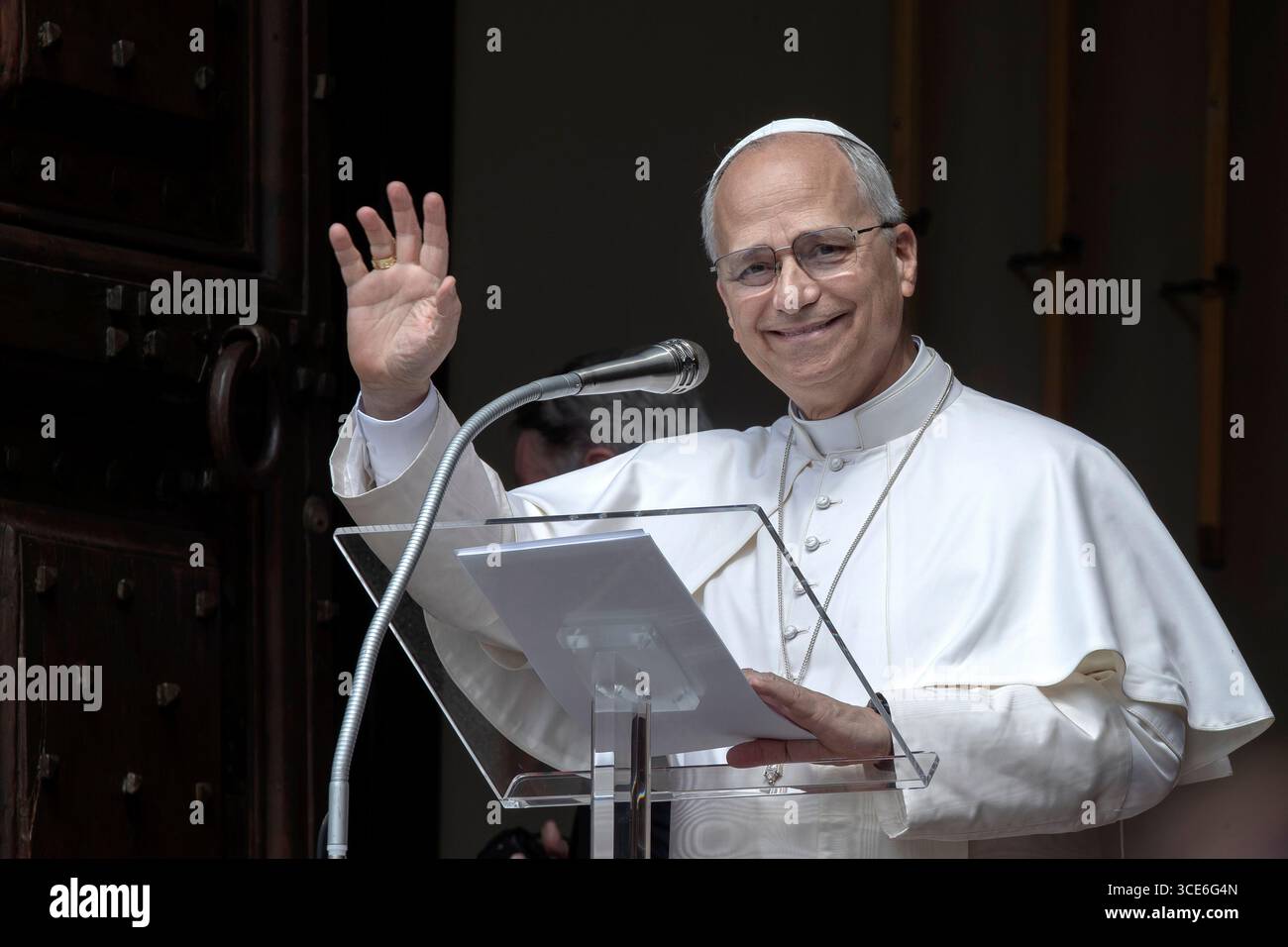 Castel Gandolfo, Italien, 15. August 2025. Papst Leo XIV. Leitet sein Angelusgebet vom Apostolischen Palast auf der Piazza della Liberta in Castel Gandolfo. Maria Grazia Picciarella/Alamy Live News Stockfoto
