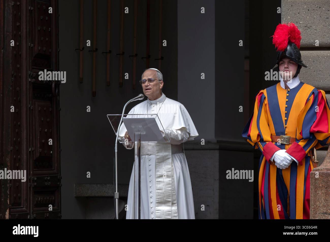 Castel Gandolfo, Italien, 15. August 2025. Papst Leo XIV. Leitet sein Angelusgebet vom Apostolischen Palast auf der Piazza della Liberta in Castel Gandolfo. Maria Grazia Picciarella/Alamy Live News Stockfoto