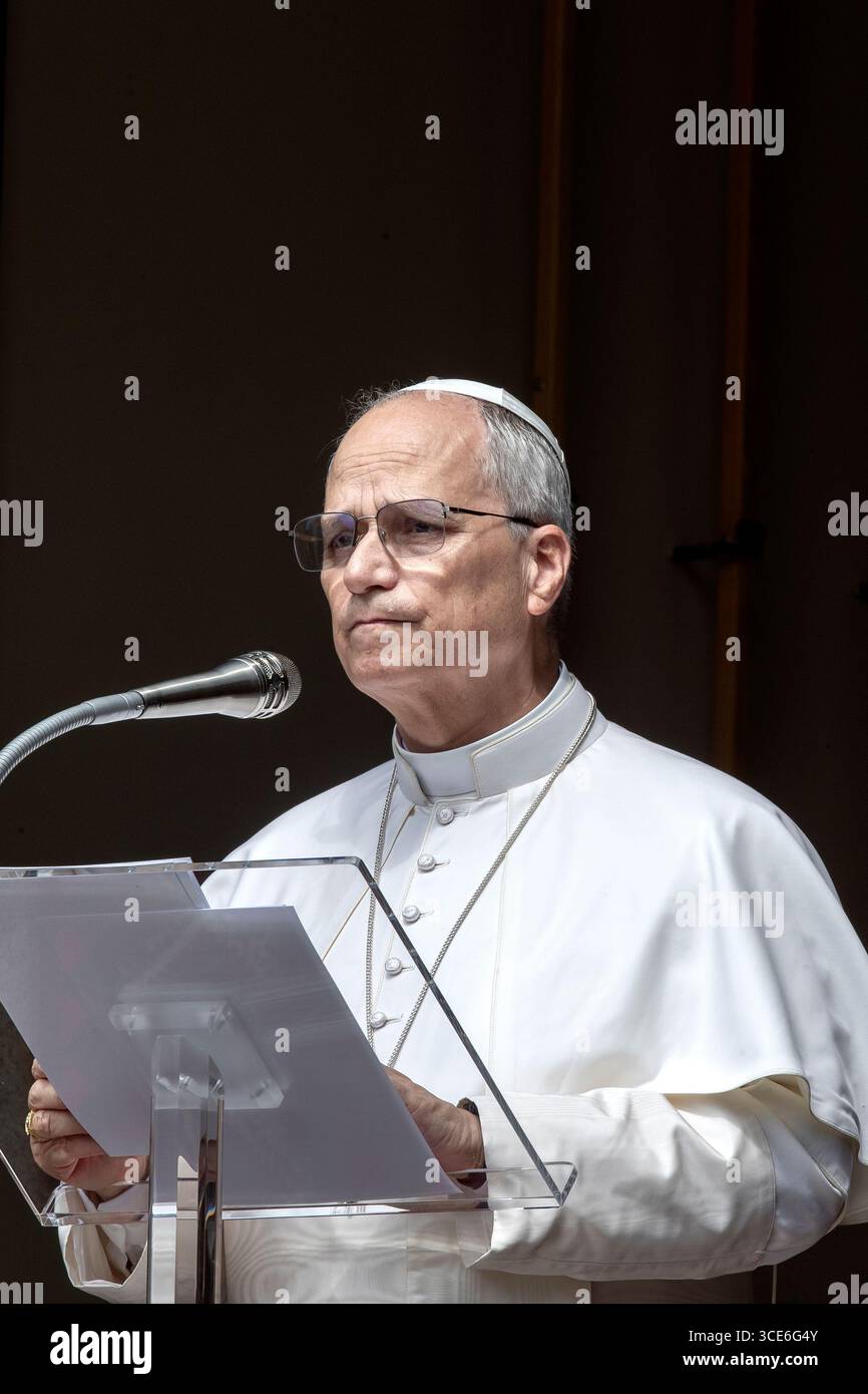 Castel Gandolfo, Italien, 15. August 2025. Papst Leo XIV. Leitet sein Angelusgebet vom Apostolischen Palast auf der Piazza della Liberta in Castel Gandolfo. Maria Grazia Picciarella/Alamy Live News Stockfoto