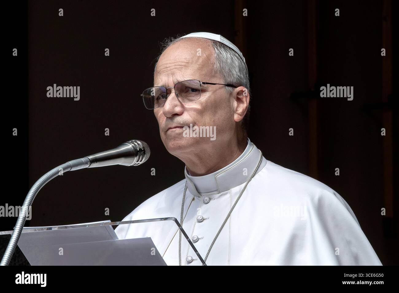 Castel Gandolfo, Italien, 15. August 2025. Papst Leo XIV. Leitet sein Angelusgebet vom Apostolischen Palast auf der Piazza della Liberta in Castel Gandolfo. Maria Grazia Picciarella/Alamy Live News Stockfoto