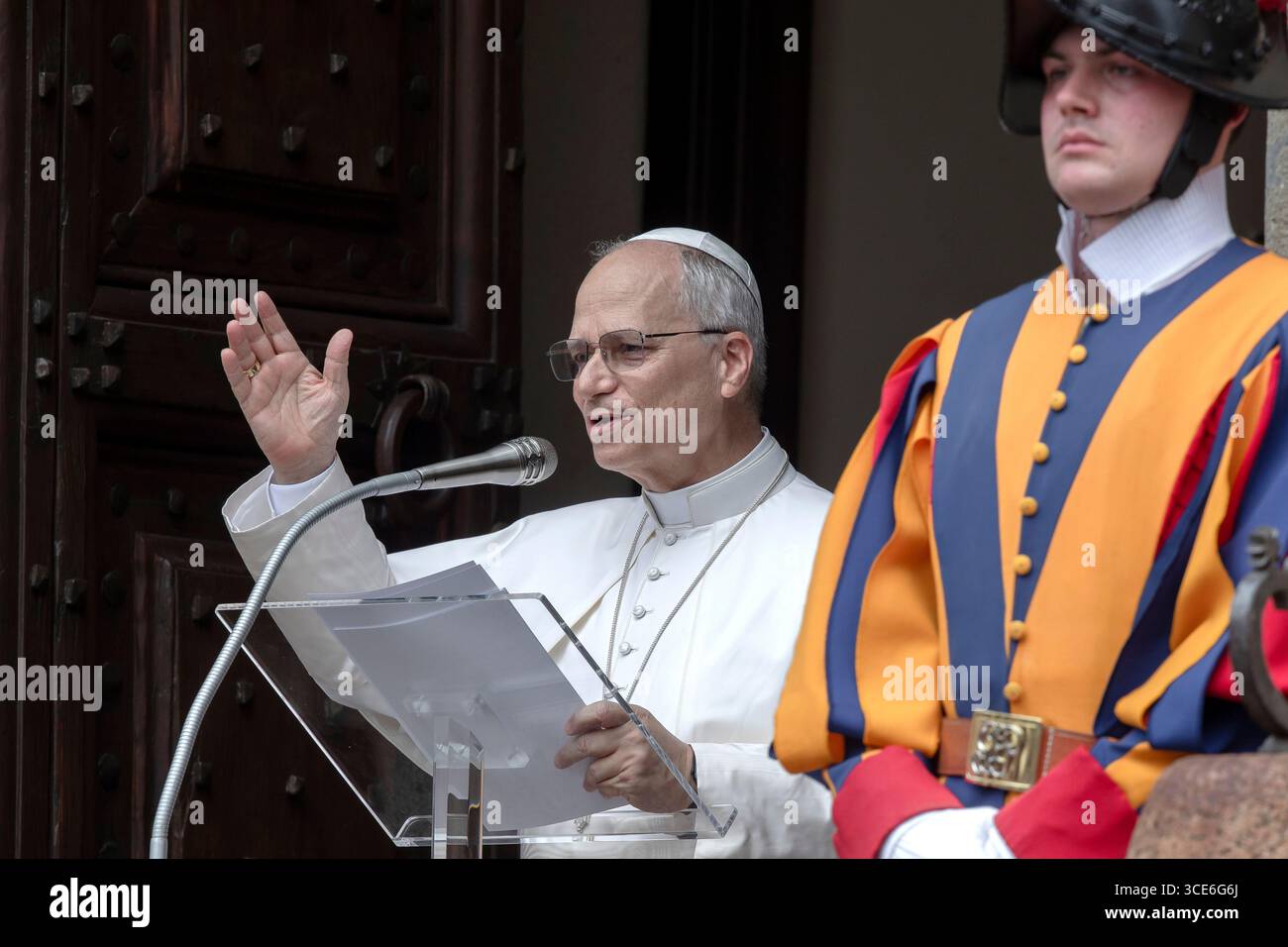Castel Gandolfo, Italien, 15. August 2025. Papst Leo XIV. Leitet sein Angelusgebet vom Apostolischen Palast auf der Piazza della Liberta in Castel Gandolfo. Maria Grazia Picciarella/Alamy Live News Stockfoto