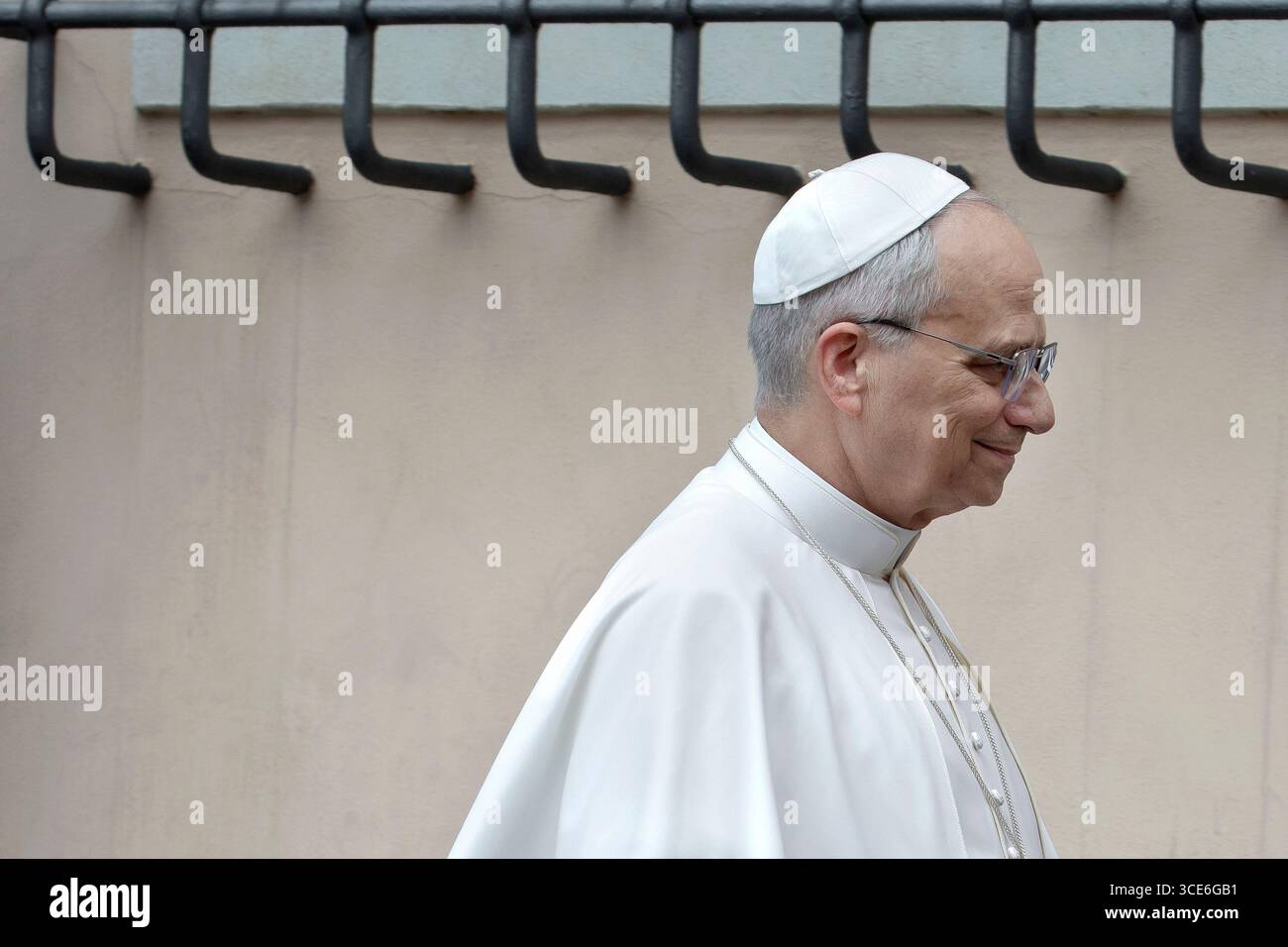 Castel Gandolfo, Italien, 15. August 2025. Papst Leo XIV. Leitet sein Angelusgebet vom Apostolischen Palast auf der Piazza della Liberta in Castel Gandolfo. Maria Grazia Picciarella/Alamy Live News Stockfoto