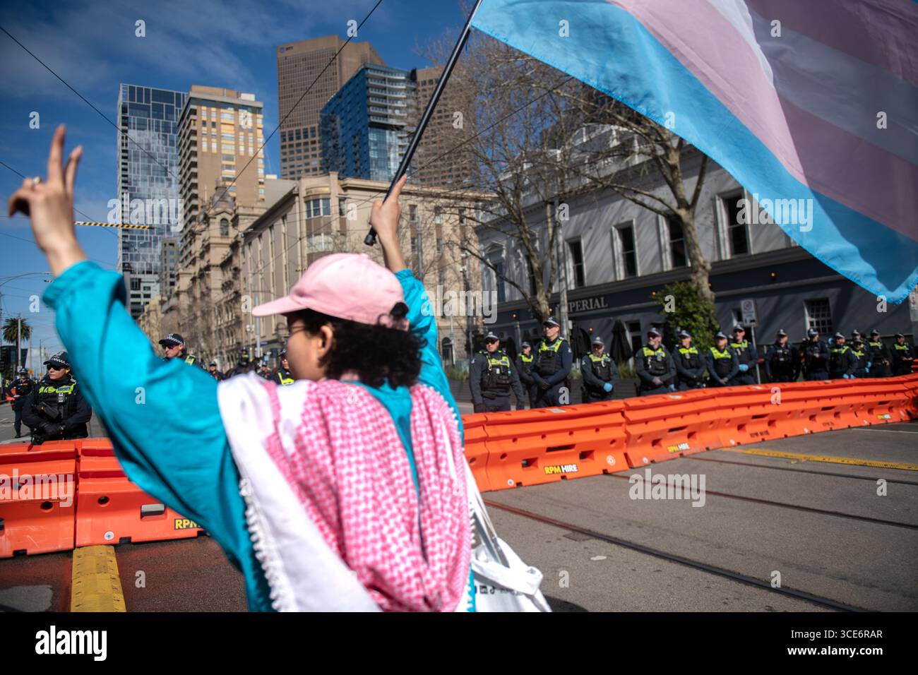 August 2025, Melbourne, Australien. Eine Transgender-Rechte-Aktivistin schwenkt die Transgender-Flagge während eines Gegenprotests gegen eine Anti-Trans-Kundgebung „Women will Speak“. Quelle: Jay Kogler/Alamy Live News Stockfoto