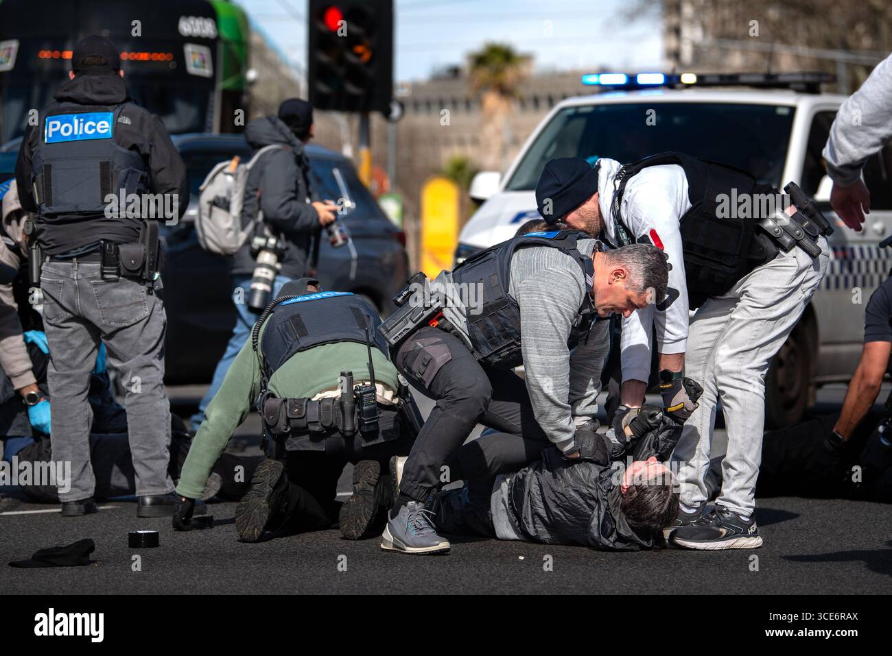 August 2025, Melbourne, Australien. Die Polizei verhaftet Transgender-Rechte-Aktivisten, nachdem sie einen Gegenprotest gegen eine Anti-Trans-Kundgebung „Women will Speak“ inszeniert hatten. Quelle: Jay Kogler/Alamy Live News Stockfoto