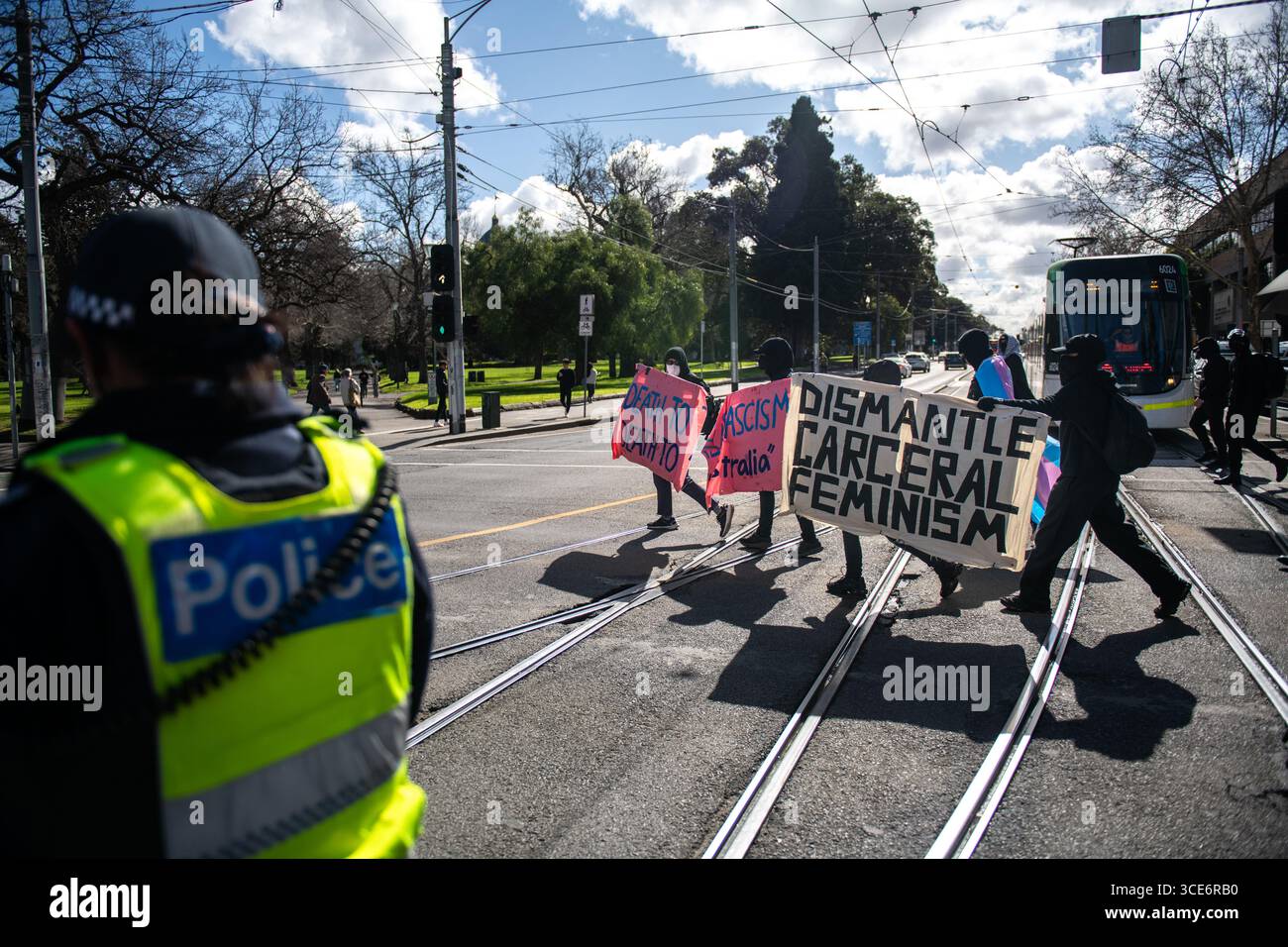 August 2025, Melbourne, Australien. Transgender-Rechte-Demonstranten marschieren durch Melbourne, nachdem sie gegen eine Anti-Trans-Kundgebung „Women will Speak“ protestiert haben, werden sie von der Polizei genau verfolgt. Quelle: Jay Kogler/Alamy Live News Stockfoto