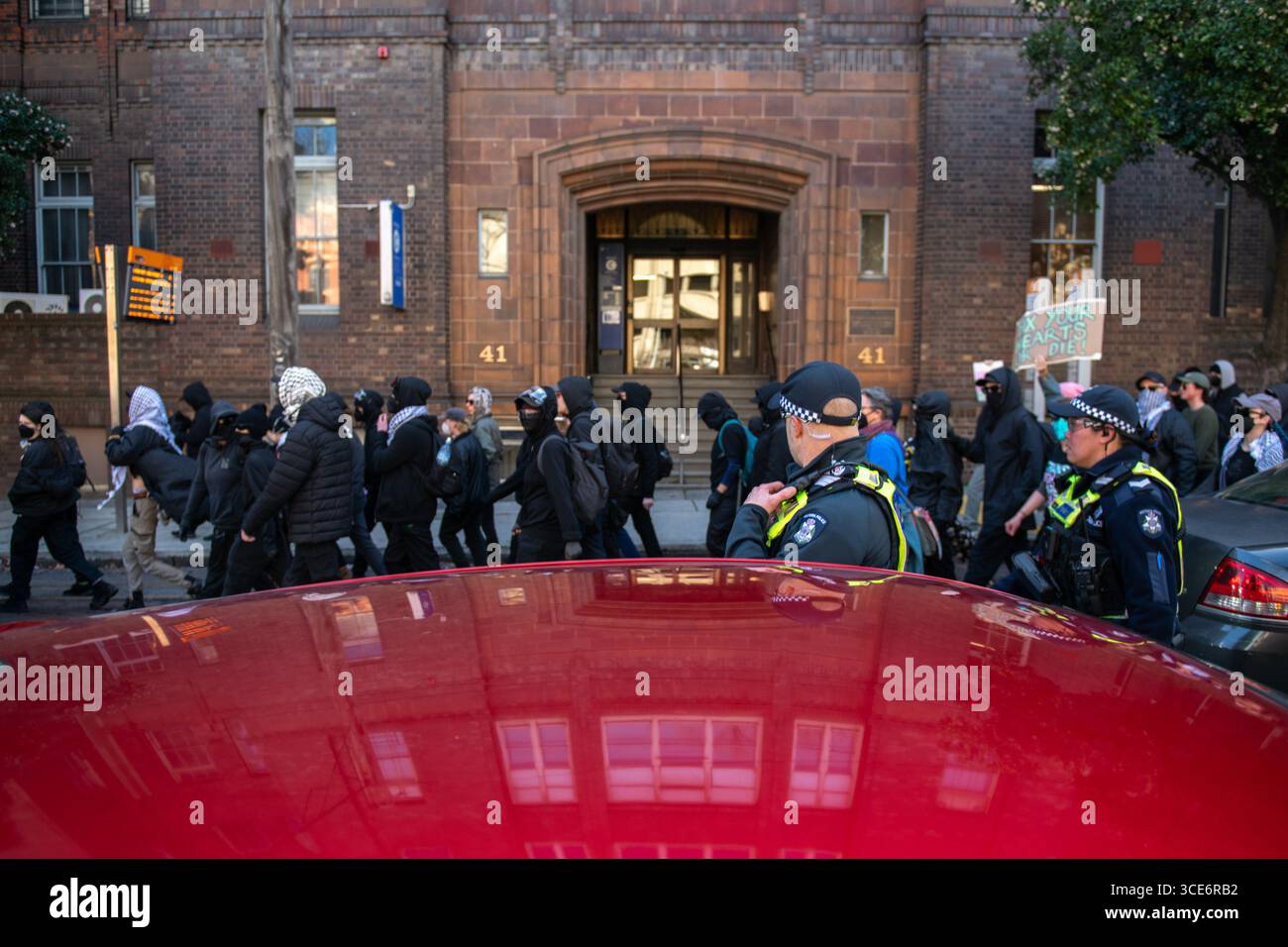 August 2025, Melbourne, Australien. Transgender-Rechte-Demonstranten marschieren durch Melbourne, nachdem sie gegen eine Anti-Trans-Kundgebung „Women will Speak“ protestiert haben, werden sie von der Polizei genau verfolgt. Quelle: Jay Kogler/Alamy Live News Stockfoto