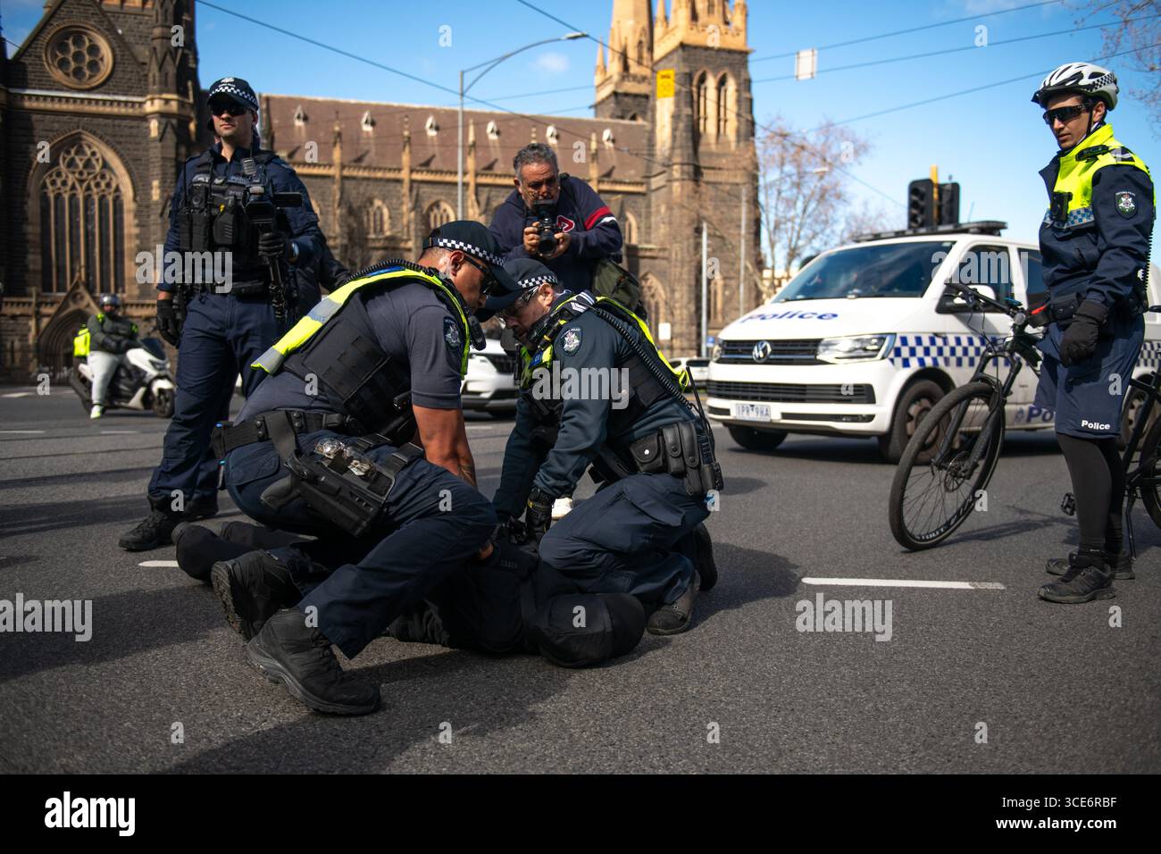 August 2025, Melbourne, Australien. Die Polizei verhaftet Transgender-Rechte-Aktivisten, nachdem sie einen Gegenprotest gegen eine Anti-Trans-Kundgebung „Women will Speak“ inszeniert hatten. Quelle: Jay Kogler/Alamy Live News Stockfoto