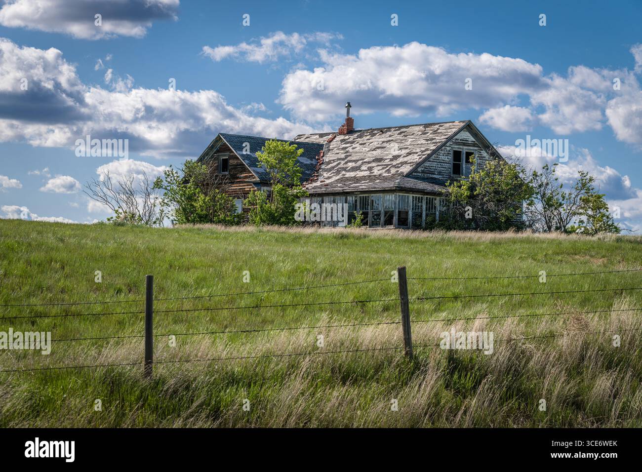Blauer Himmel über einem alten, verlassenen Haus in den Prärien südlich von Cabri, Saskatchewan Stockfoto