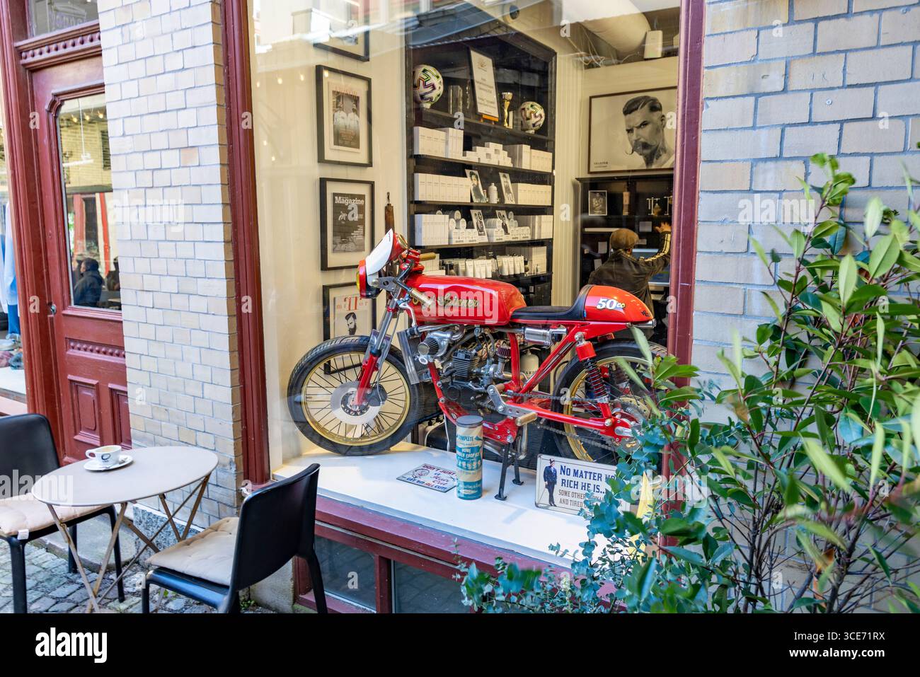 Göteborg Stadtzentrum, Schweden, schärfer von Schweden Herren Friseur und Friseur in Victoriapassagen, mit rotem Motorrad im Fenster Stockfoto
