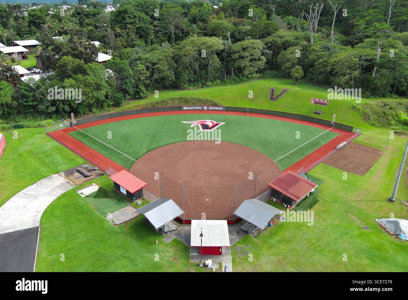Eine Luftaufnahme der University of Hawaii am Hilo Softballfeld, Dienstag, 15. Juli 2025, in Hilo, Hawaii. Stockfoto