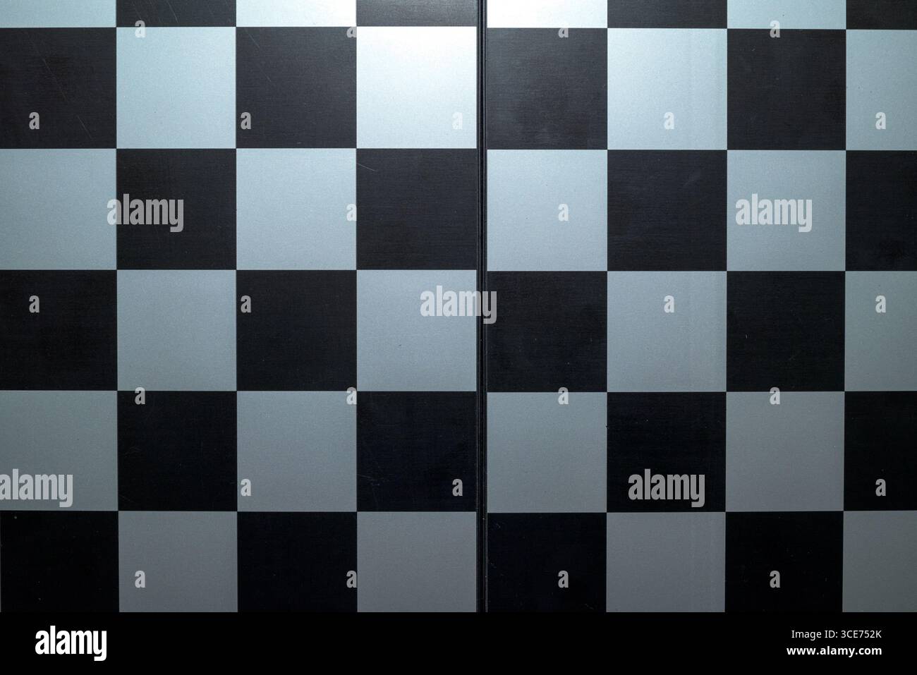 Schachbrett Schwarzes und weißes Schachbrettmuster auf einer flachen Oberfläche Stockfoto