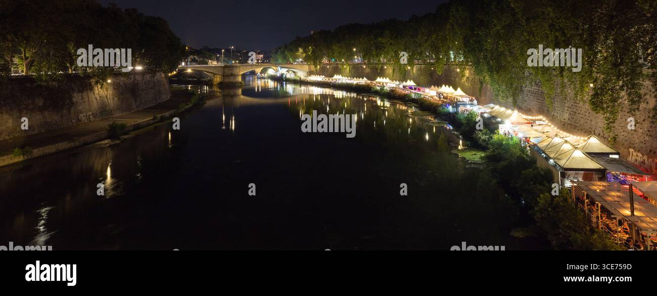 Fluss Tiba, Rom: nächtliche Ansicht vom Ponte Sisto, Blick nach SO zum Pote Garibaldi. Komposit (zusammengefügte) Panorama Stockfoto