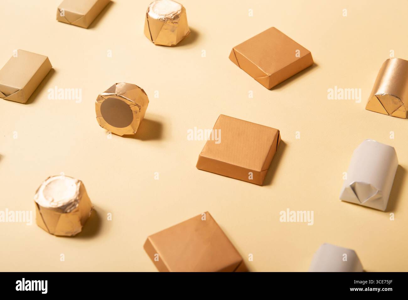 Schokoladenset in Folienmockup gewickelt Stockfoto