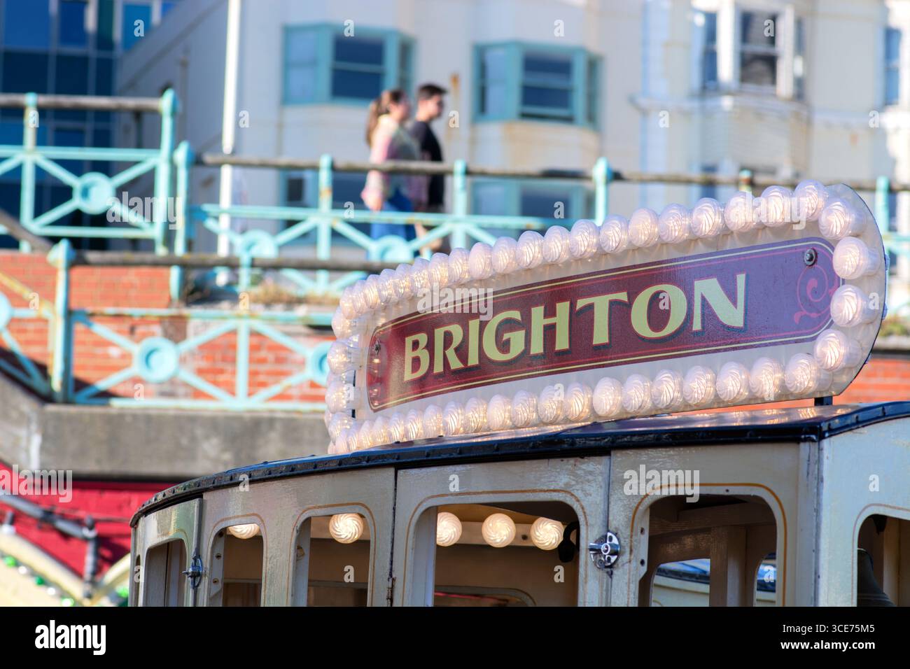 Schild mit der Aufschrift Brighton mit Promenade im Hintergrund, Brighton, Südosten, England, Großbritannien. Stockfoto
