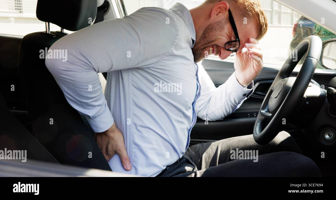 Taxifahrer: Schmerzen an der Wirbelsäule, Suche nach Entlastung.KundenY, Taxi, Job, Rückenschmerzen, Fahrer, Transport Stockfoto