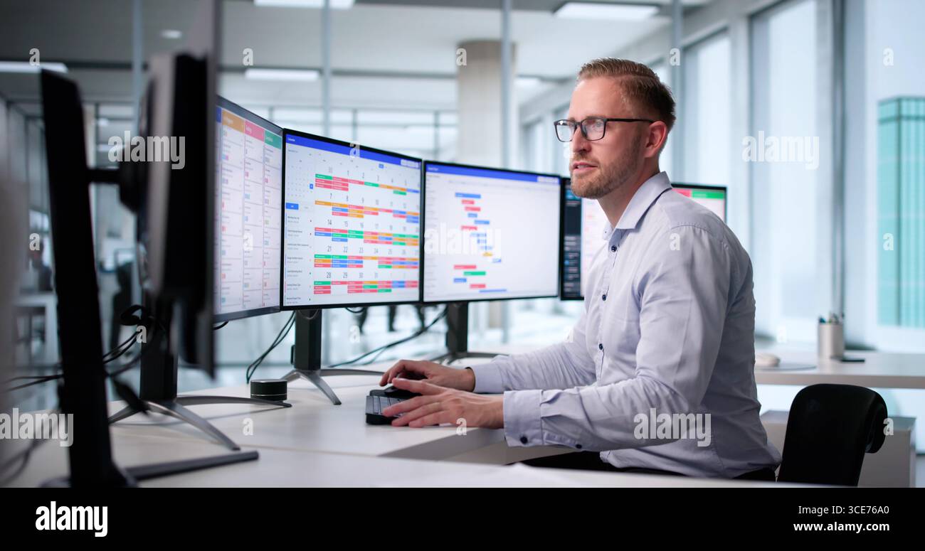 Man Organisiert Zeitpläne Und Projekte Mit Einzigartigen Office-Software-Tools. Stockfoto