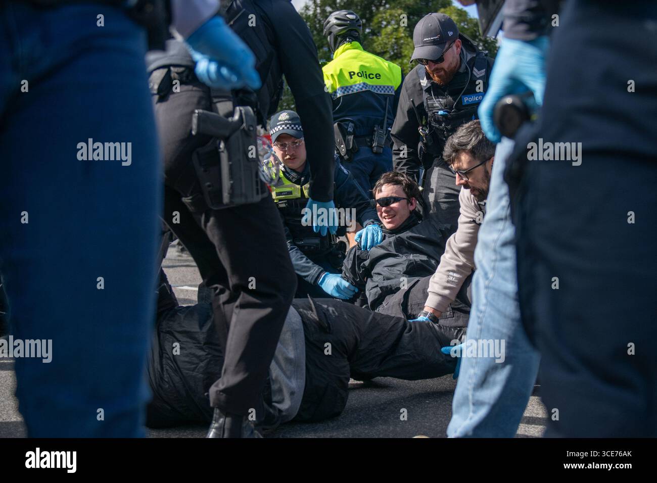 Melbourne, Australien. August 2025. Die Polizei verhaftet Transgender-Rechte-Aktivisten, nachdem sie einen Gegenprotest gegen eine Anti-Trans-Kundgebung „Women will Speak“ inszeniert hatten. Quelle: SOPA Images Limited/Alamy Live News Stockfoto