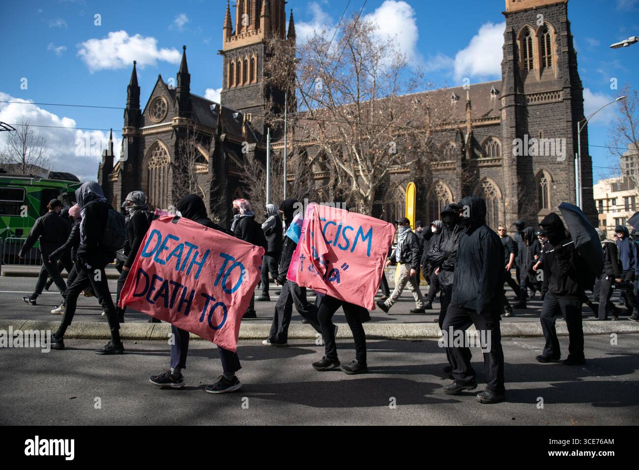 Melbourne, Australien. August 2025. Transgender-Rechte-Demonstranten marschieren, nachdem sie gegen eine Anti-Trans-Kundgebung "Frauen werden sprechen" protestiert haben. Quelle: SOPA Images Limited/Alamy Live News Stockfoto