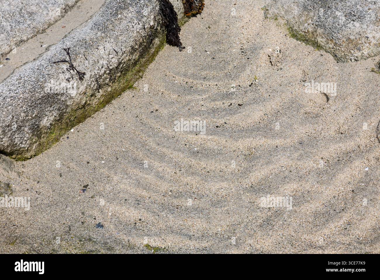 Sandmuster, Ebbe-Gezeitenzone, Uferpromenade, Praia Boca do Rio, A Coruna, La Coruna, Spanien Stockfoto