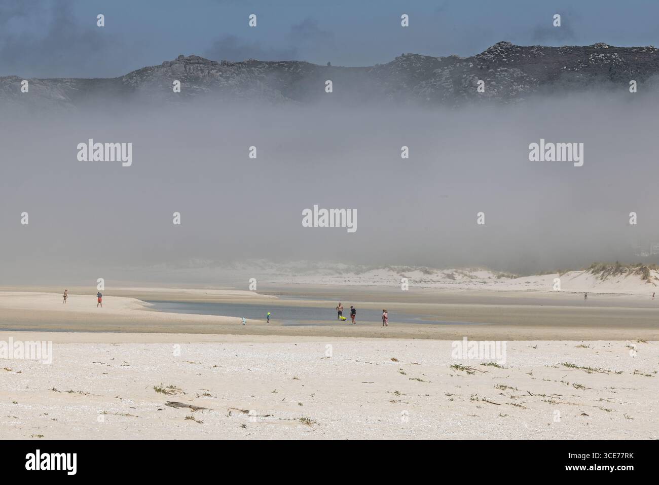 Niedrige Wolken und Besucher, Praia Boca do Rio, A Coruna, La Coruna, Spanien Stockfoto
