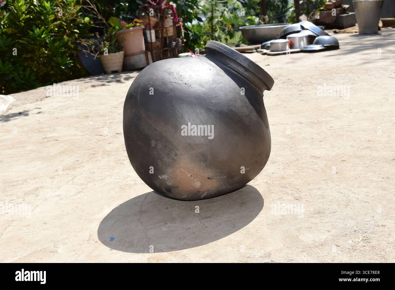Indischer handgemachter oder irdener Topf oder ein Tontopf, Ein irdener Topf mit kaltem Wasser Stockfoto