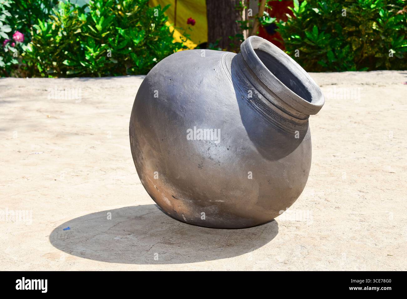 Indischer handgemachter oder irdener Topf oder ein Tontopf, Ein irdener Topf mit kaltem Wasser Stockfoto