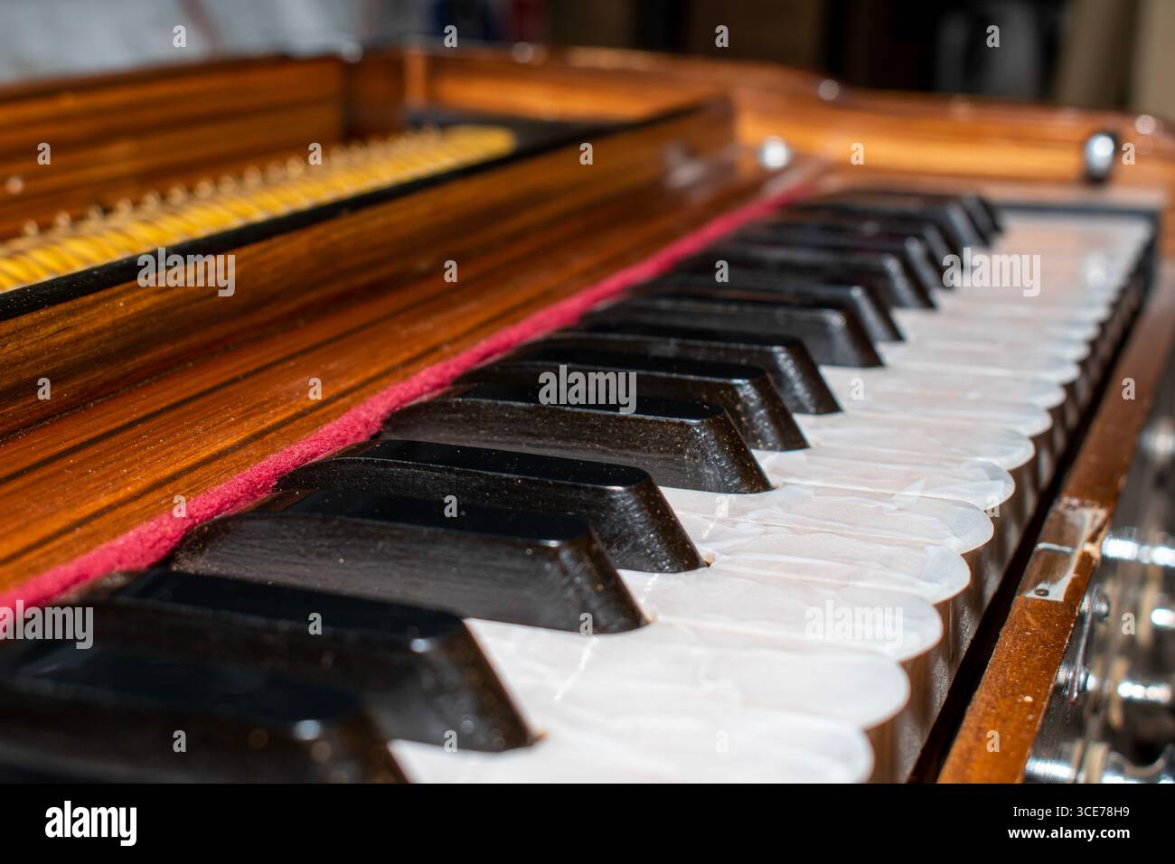 Typisches Tasteninstrument für indische Musik, das Harmonium ein Musikinstrument Stockfoto