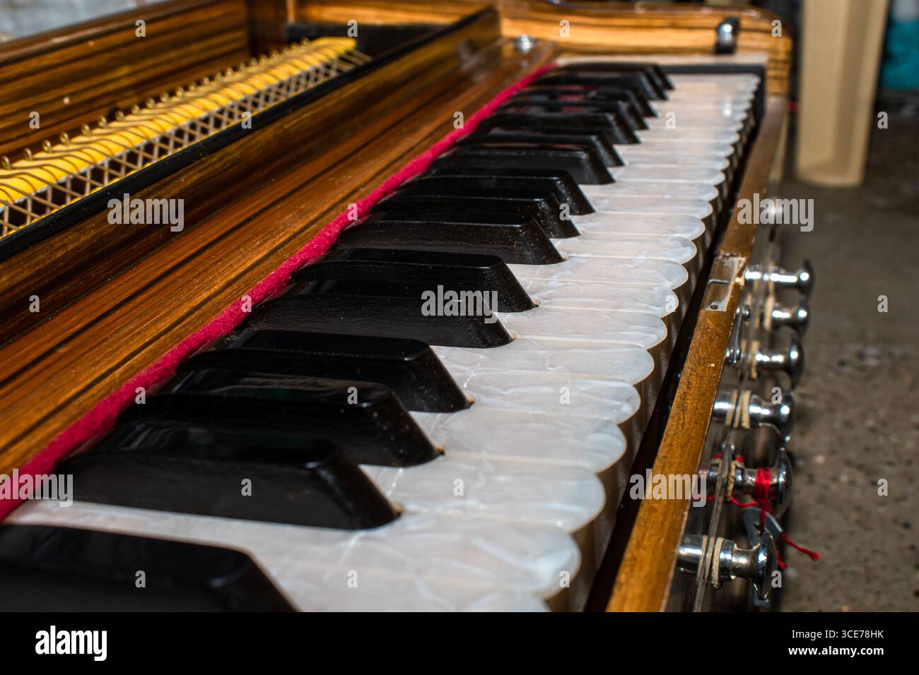 Typisches Tasteninstrument für indische Musik, das Harmonium ein Musikinstrument Stockfoto