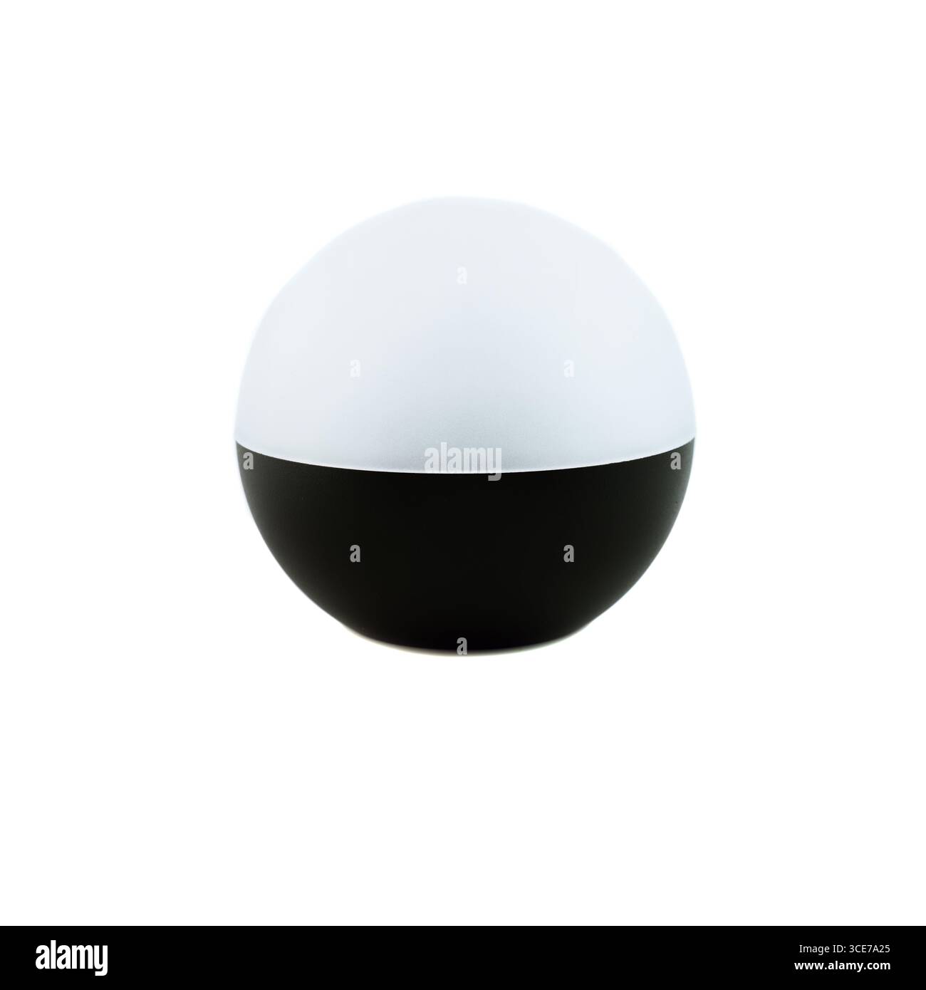 Moderne runde schwarz-weiße Deckenleuchte für GX53-Lampe, isoliert auf einem sauberen weißen Hintergrund, minimales und modernes Design. Stockfoto