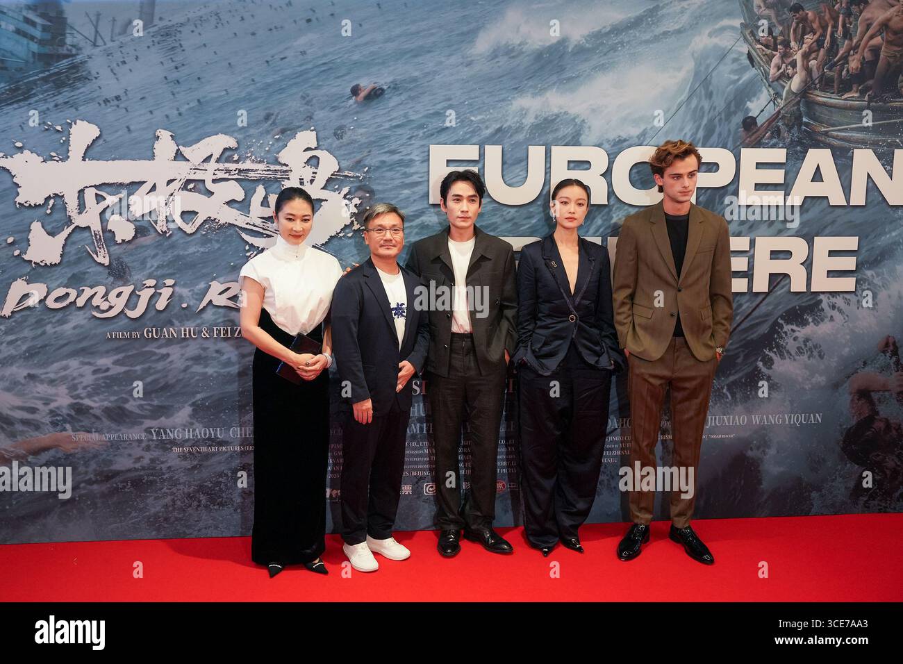 London, Großbritannien. August 2025. Die Autoren posieren für Fotos während der europäischen Premiere des Films Dongji Rescue in London, Großbritannien, 15. August 2025. Dongji Rescue erzählt die Geschichte, wie chinesische Fischer ihr Leben riskierten, um 1942 über 300 britische Kriegsgefangene von dem japanischen Schiff Lisbon Maru zu retten. Die europäische Premiere des Films wurde am Freitagabend in London eröffnet. Quelle: Wu Lu/Xinhua/Alamy Live News Stockfoto