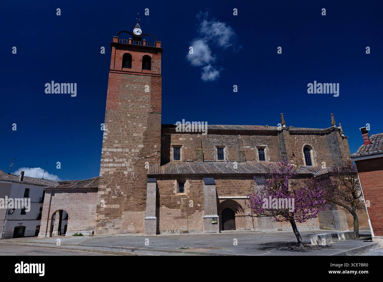 Haupteingang und hoher Glockenturm der Kirche Nuestra Senora de la Asuncion in Osorno la Mayor Stockfoto