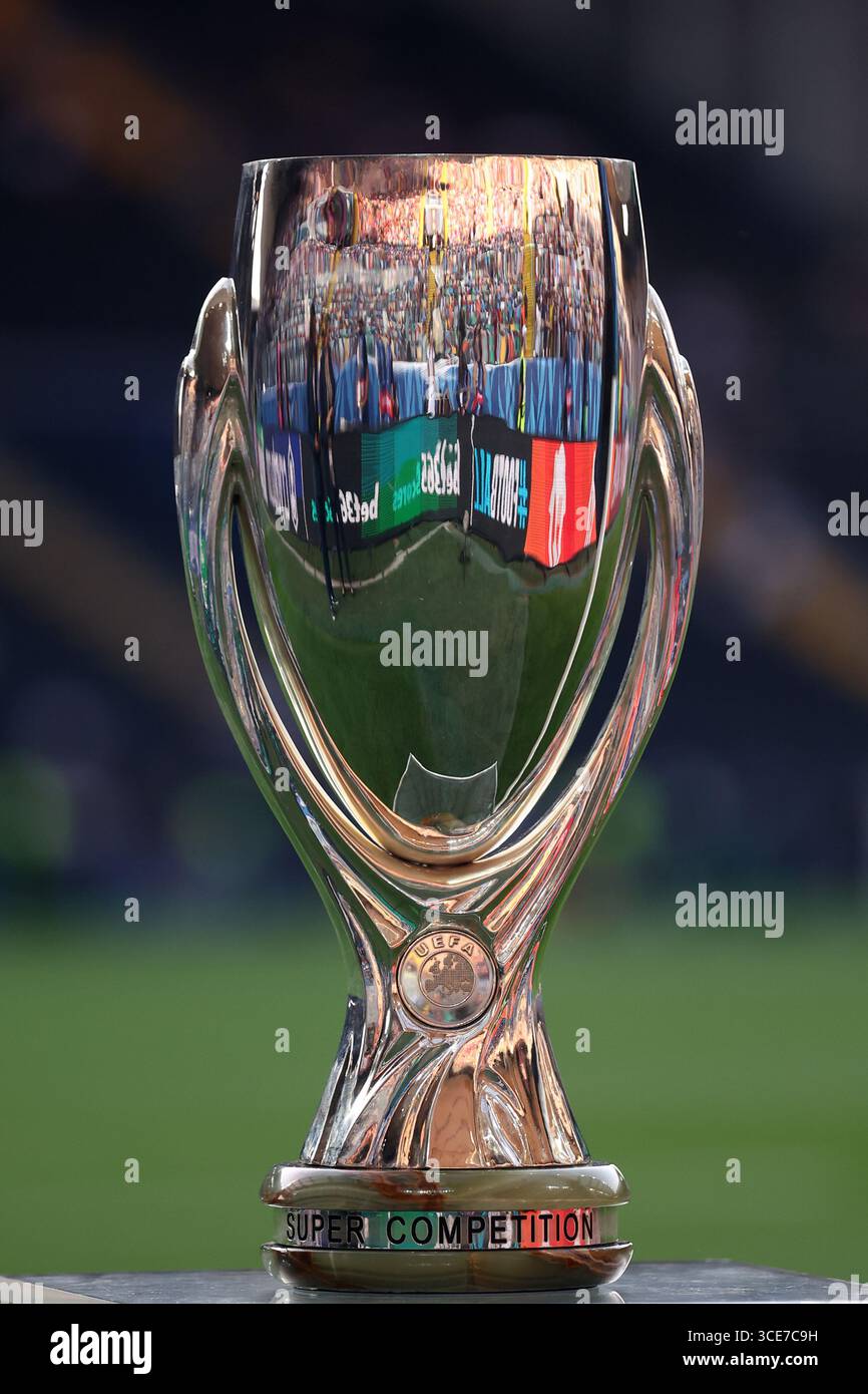 Die Trophäe des UEFA Supercup wird vor dem UEFA Supercup-Finale 2025 zwischen Paris Saint-Germain FC und Tottenham Hotspur FC im Stadio Friaul am 13. August 2025 in Udine, Italien, ausgestellt. Stockfoto