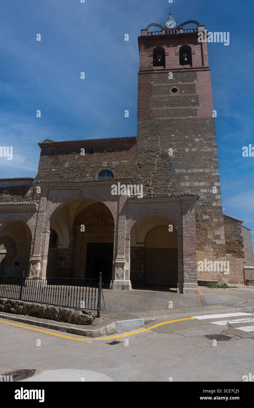Haupteingang und hoher Glockenturm der Kirche Nuestra Senora de la Asuncion in Osorno la Mayor Stockfoto