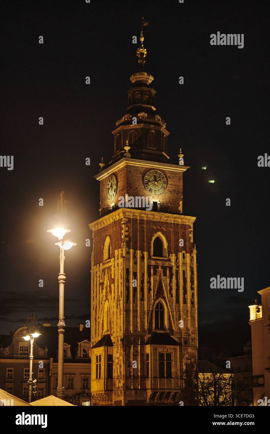 Rathausturm auf dem Krakauer Hauptplatz bei Nacht beleuchtet Stockfoto