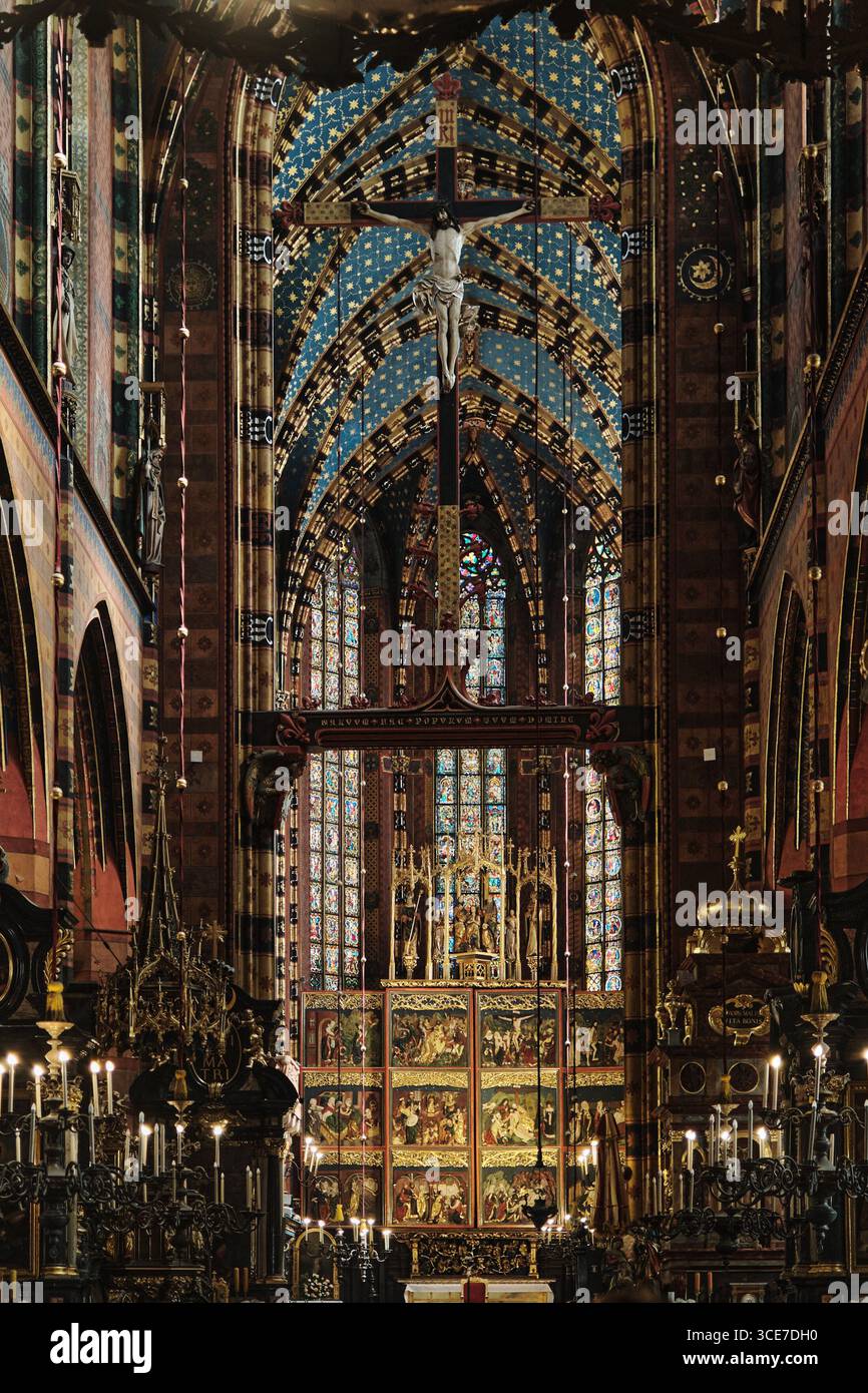Inneres der Marienkirche in Krakau mit Veit Stoss Altar und Kruzifix Stockfoto