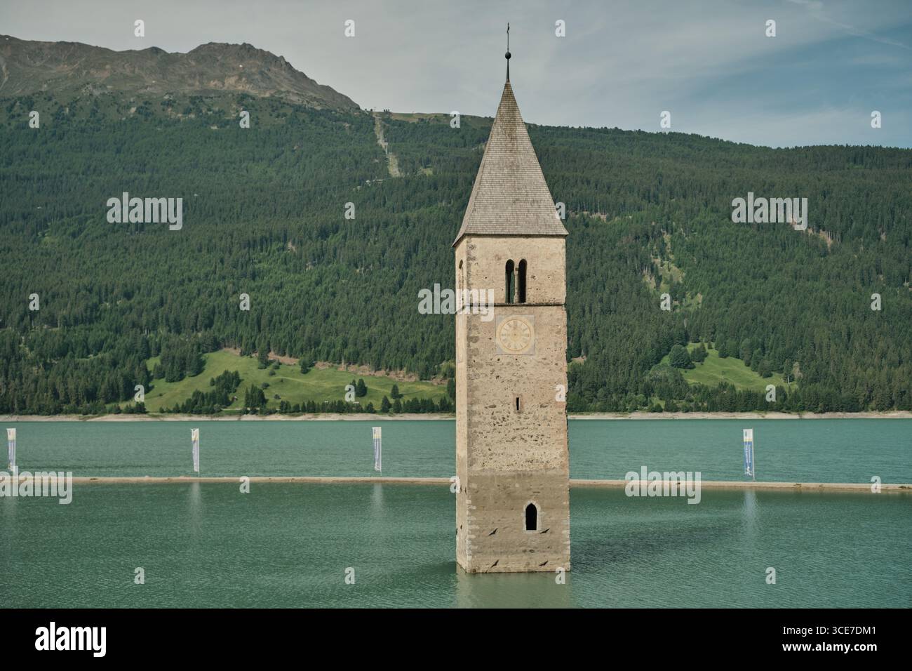 Untergetauchter Kirchturm in Reschensee, Südtirol Stockfoto